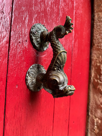 on frappe avant d'entrer !